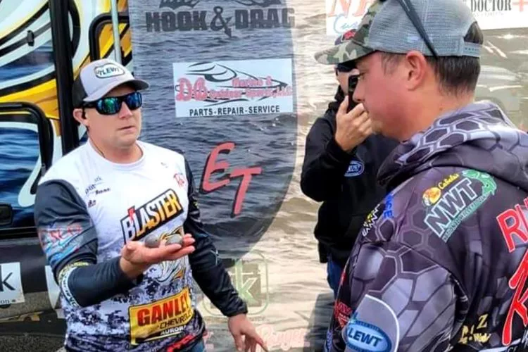 Jason Fischer (links) konfrontiert die Wettangler mit den Gewichten, die er in den gefangenen Walleyes fand. Die Angler wurden des Angelturniers auf Lebenszeit verwiesen. Foto: Lake Erie Walleye Trail (via Facebook)
