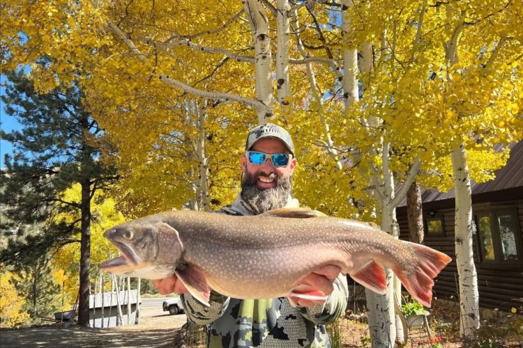 Jason Smiley fing den Bachsaibling in einem entlegenen Bergsee in Colorado. Er wog fast 4 Kilo. Foto: Colorado Parks and Wildlife
