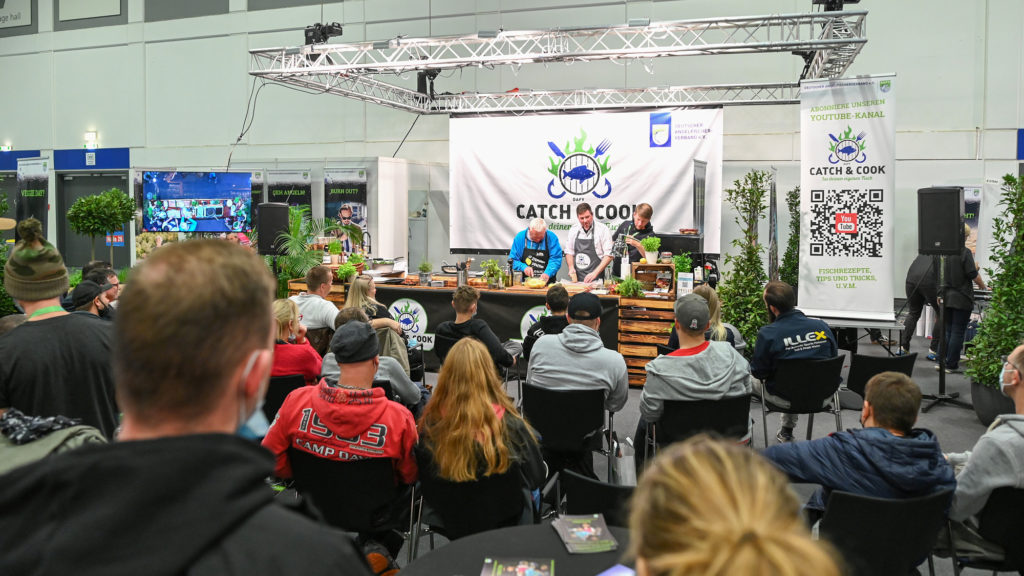Catch & Cook – iss deinen eigenen Fisch! Auf der Messe zeigen die Köche vom DAFV live, wie man seinen Fang verwertet. Foto: Messe Berlin