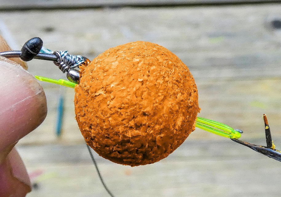 Den oberen Teil des Mikrowirbels mit in den Boilie ziehen. Foto: T. Pruß