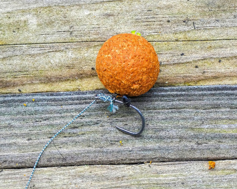 Und fertig! Man könnte die überstehenden Enden mit dem Feuerzeug noch zu einem Knubbel zusammenschmelzen, doch im Normalfall steckt der Wafter wie gesagt auch so fest auf der Schnur. Foto: T. Pruß
