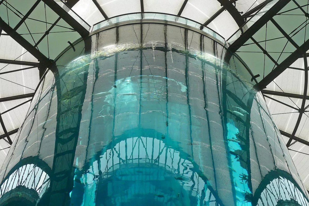 Das AquaDom in Berlin fasst 1 Million Liter Wasser. Als das Aquarium platzte, starben etwa 1.500 Fische. Foto: Wikimedia Commons