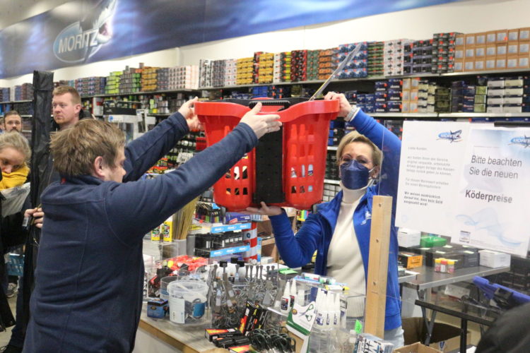 Beim gefüllten Einkaufskorb stemmen packt die Chefin tatkräftig mit an. Britta Moritz stand beim Moonlight Shopping selbst mit an der Kasse. Foto: A. Pawlitzki