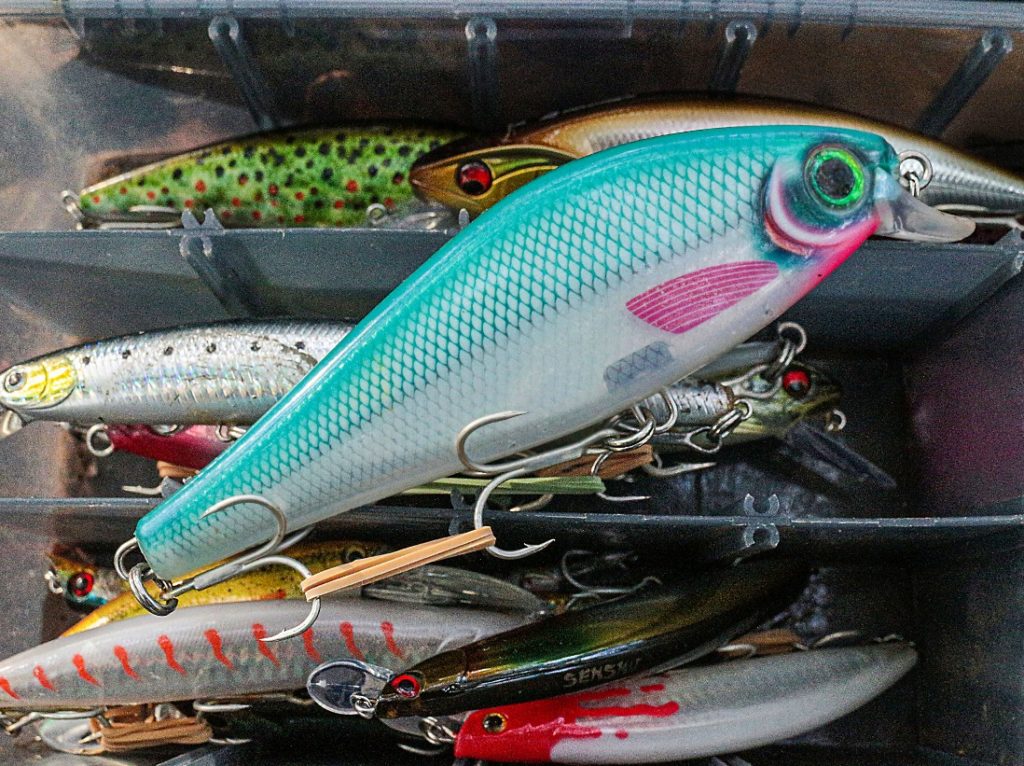 Die Drillinge des Wobblers sind in der Box mit einem Gummiband gesichert. Foto: J. Müller