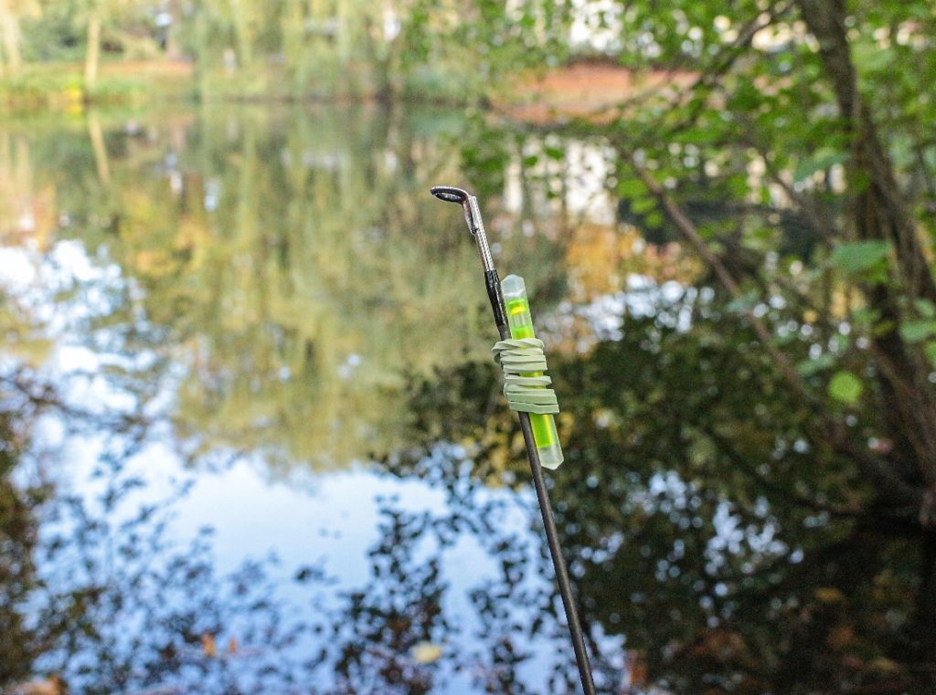 Sieht nicht schön aus, aber funktioniert: Ein Knicklicht ist mit einem Gummiband an der Rutenspitze befestigt worden. Foto: J. Müller