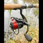 Sieht edel aus und fischt gut. Die 2000er Größe der AXXA Black Spin passt für Barsch bis Hecht. Foto: R. Schwarzer