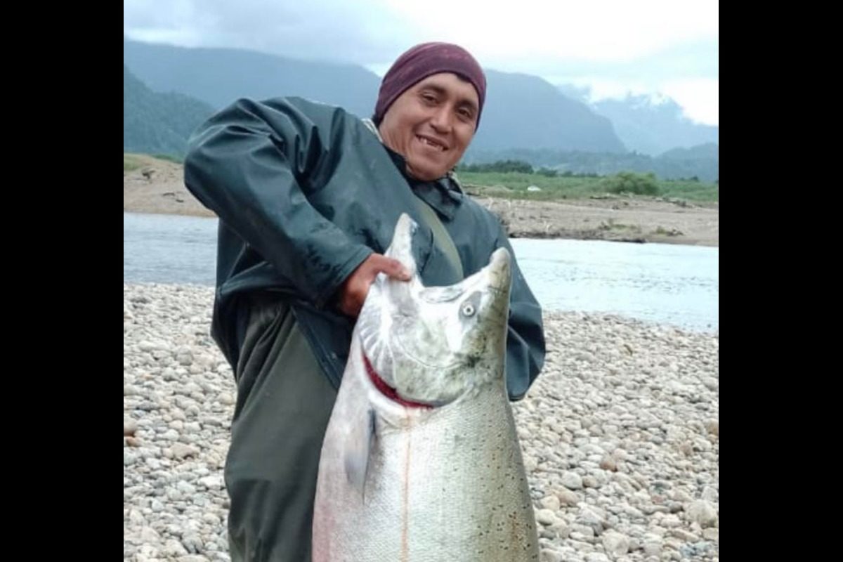 Aysenino Alejandro León Azul, ein Angler aus Chile, präsentiert stolz seinen Königslachs. Der Fisch ist laut Angaben ein neuer Rekord. Foto: Rutas Chilenas (via Facebook)