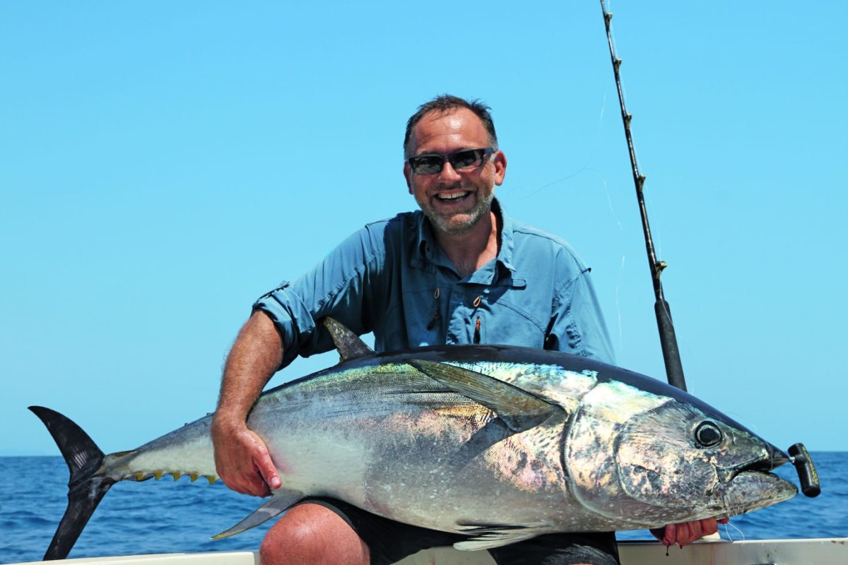 Der Mann, sein Fisch und das Meer: Michael Werner kam überrascht und begeistert vom Angeln auf Mallorca zurück. Man sieht’s! Foto: Michael Werner