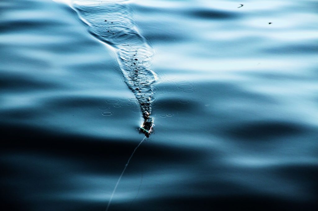 Ganz gleich, welchen Räuber Sie erwischen wollen, beim Spinnfischen ist Vollgas angesagt! Köder, die bei Highspeed an der Oberfläche ein „V“ erzeugen, reizen besonders. Foto: Michael Werner