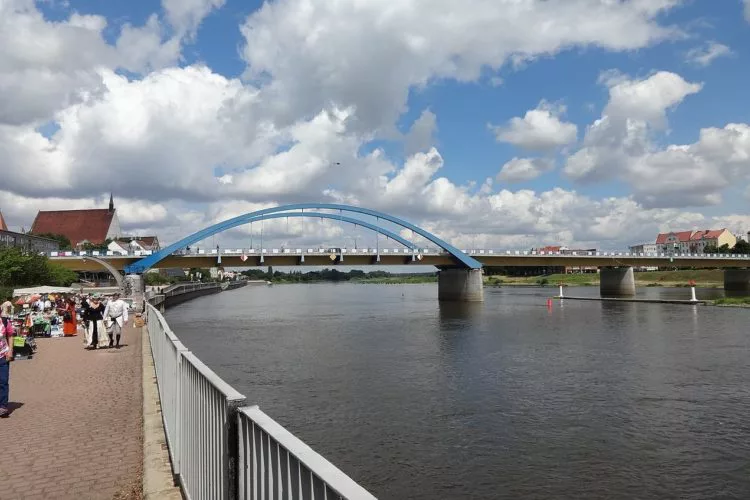 Uferpromenade in Frankfurt (Oder). Auf etwa 34 km fand die Wasserschutzpolizei eine Verschmutzung des Flusses. Foto: Wikimedia Commons