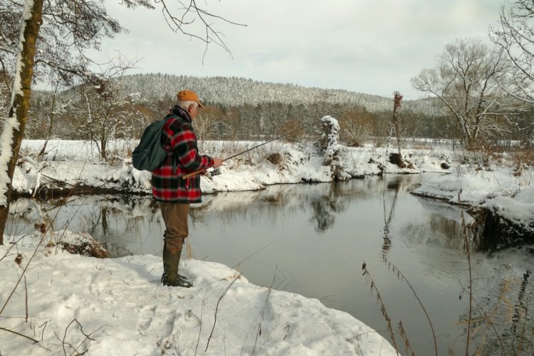 Wer im Winter zum Angeln ans Wasser geht, sollte einiges anders machen als im Rest des Jahres. Aber gute Fänge sind auch jetzt drin! Foto: E. Hartwich