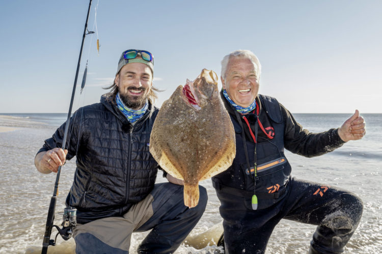 Horst Hennings (rechts) und Alexander Seggelke vom DAFV (links) freuen sich über einen dicken Steinbutt, den sie auf Sylt fangen konnten. Foto: Waldemar Krause