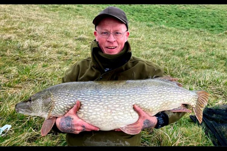 Nick Cahagan fing diesen über 20 kg schweren Hecht. Als Köder nutzte er in Lockstoff eingelegte Sardinen. Foto: N. Cahagan (via Facebook)