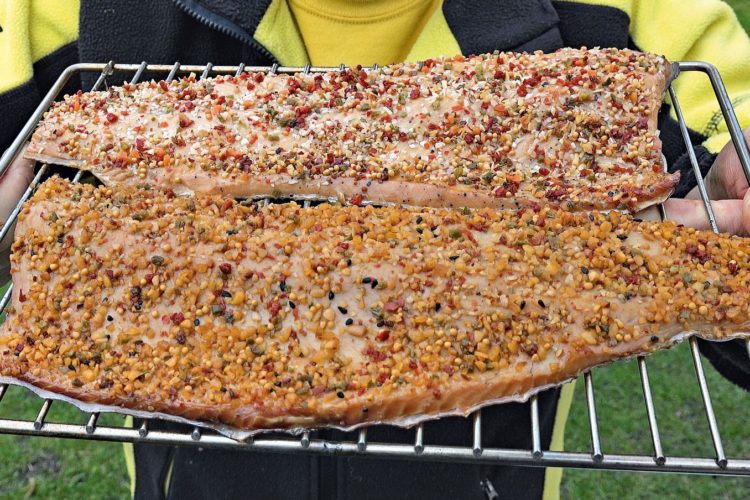 Frisch aus dem Räucherofen: Aus selbst gefangenen Forellen lässt sich hervorragend Stremellachs herstellen! Foto: M. Kahlstadt