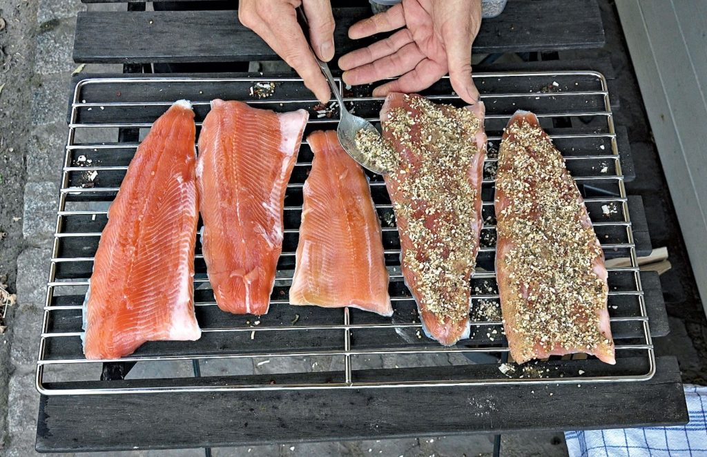 Die Filets werden mit Fischgewürz bestreut, das man selbst machen oder im Handel kaufen kann. Foto: M. Kahlstadt
