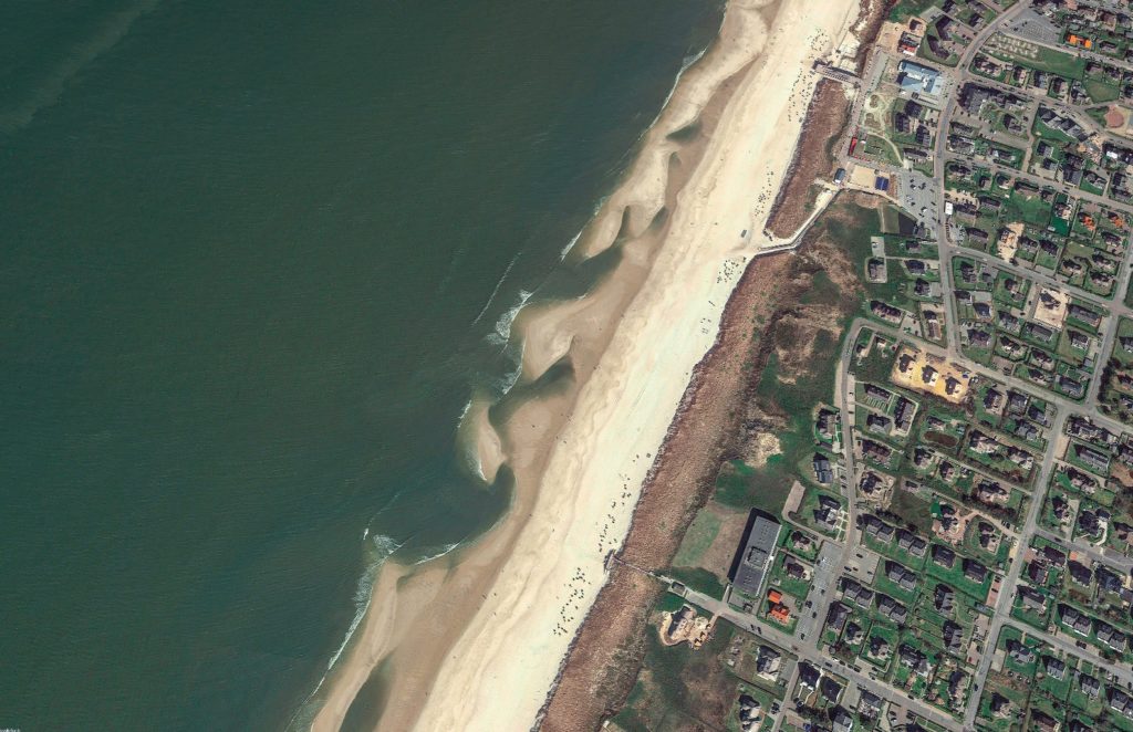 Die tieferen, ausgespülten Pools an manchen Strandabschnitten Sylts sind Top-Spots. Bild: Google Earth