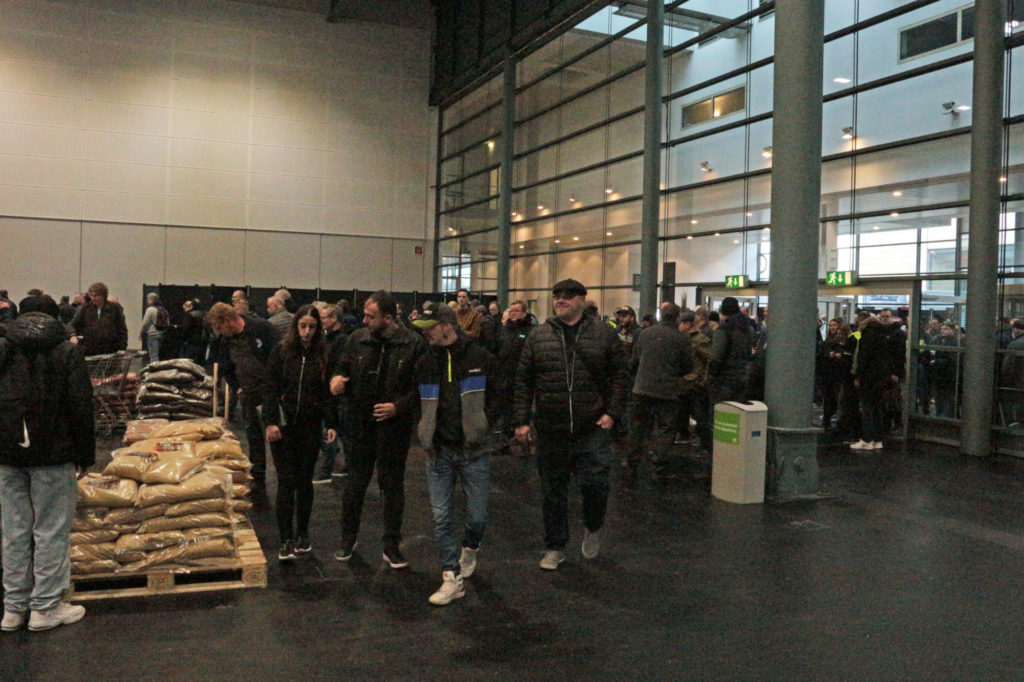 Zur Öffnungszeit um 9 Uhr drängten viele sich nach dreijähriger Pause auf die Stippermesse in Bremen. Foto: André Pawlitzki