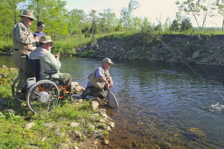 Lässt sich Fliegenfischen als Therapie anwenden? Das Projekt „Healing Waters“ in den USA hat schon vielen Menschen geholfen. Foto: Healing Waters (via Facebook)