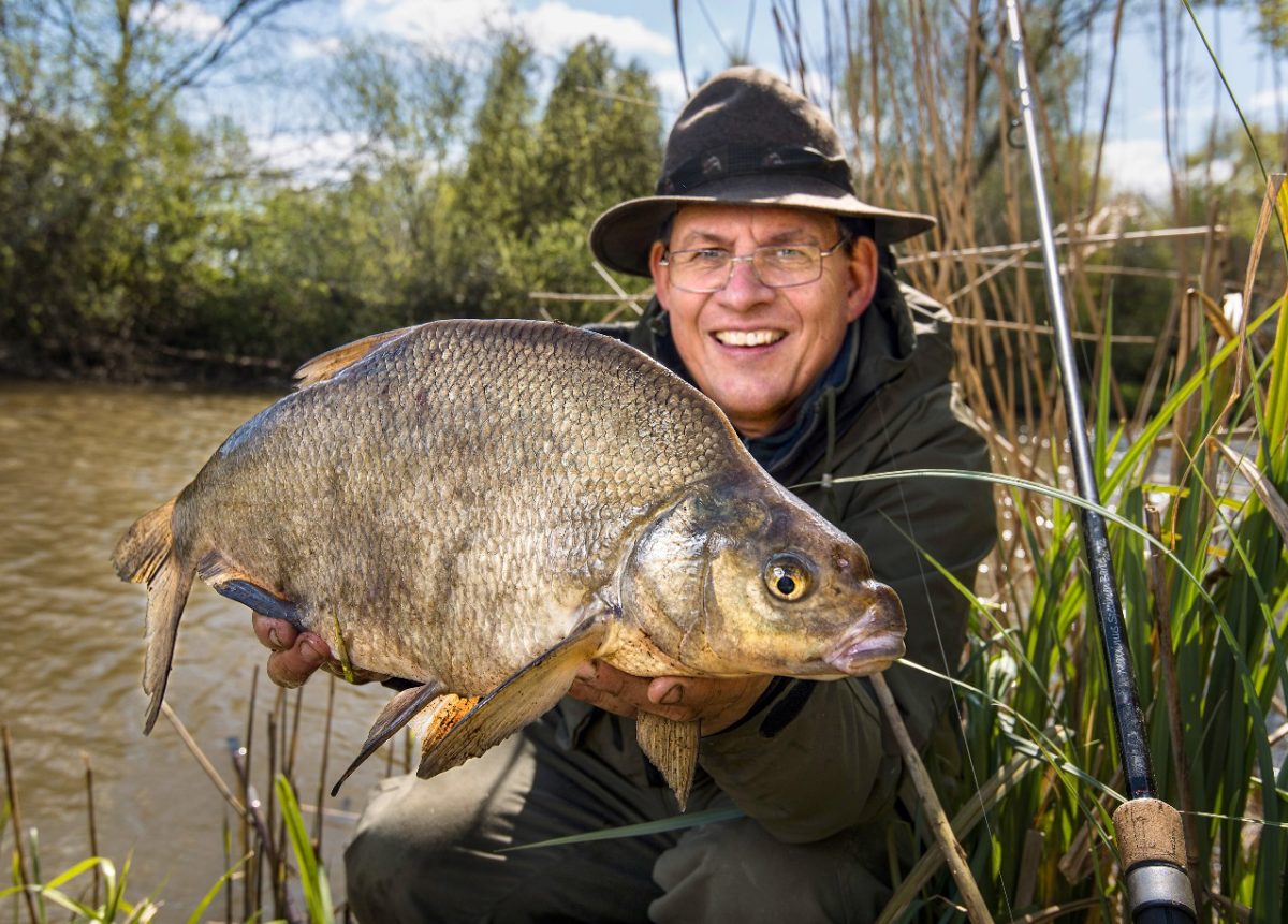 Angler mit schönem großem Brassen