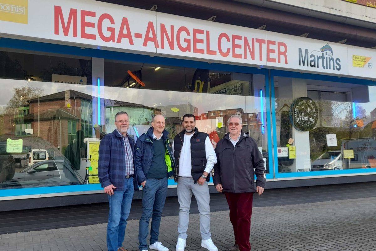 (v.l.n.r.) Ralf Kanstorf, Sandro Kappe, Marcel Martins Coelho, Gerald Neubauer vor dem Angelcenter Martins in Hamburg.