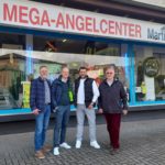 (v.l.n.r.) Ralf Kanstorf, Sandro Kappe, Marcel Martins Coelho, Gerald Neubauer vor dem Angelcenter Martins in Hamburg.