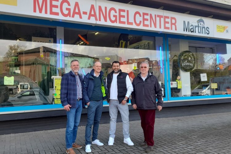 (v.l.n.r.) Ralf Kanstorf, Sandro Kappe, Marcel Martins Coelho, Gerald Neubauer vor dem Angelcenter Martins in Hamburg.