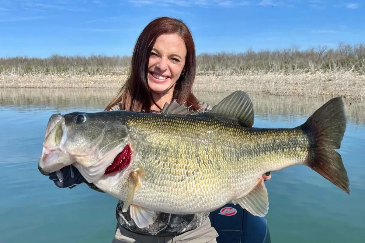 Mit 5,5 kg ist der Forellenbarsch von Lea Anne Powell nicht nur der größte Barsch ihres Lebens, sondern auch ein neuer Rekord in der 12-Pfund-Schnurklasse.