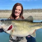 Mit 5,5 kg ist der Forellenbarsch von Lea Anne Powell nicht nur der größte Barsch ihres Lebens, sondern auch ein neuer Rekord in der 12-Pfund-Schnurklasse.