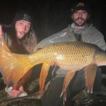 Der Karpfen, den der Amerikaner KC Langdon aus Massachusetts fing, erinnert mit seinen aufgefächerten Flossen an einen Zuchtfisch. Foto: KC Langdon (via Instagram)
