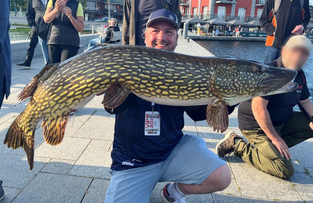 Während der Fishing Masters Show hat Christoph Böse im Hafen von Waren einen 130 cm langen Hecht gefangen – eine echte Sensation!