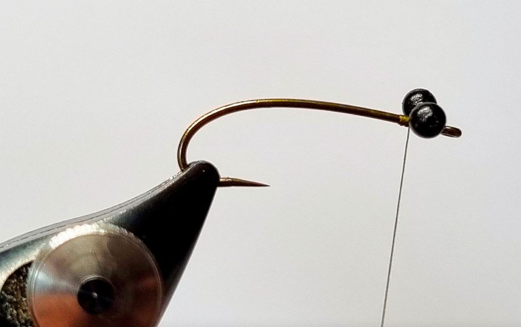 Anbringen der Kettenaugen. Foto: M. Dibiasi