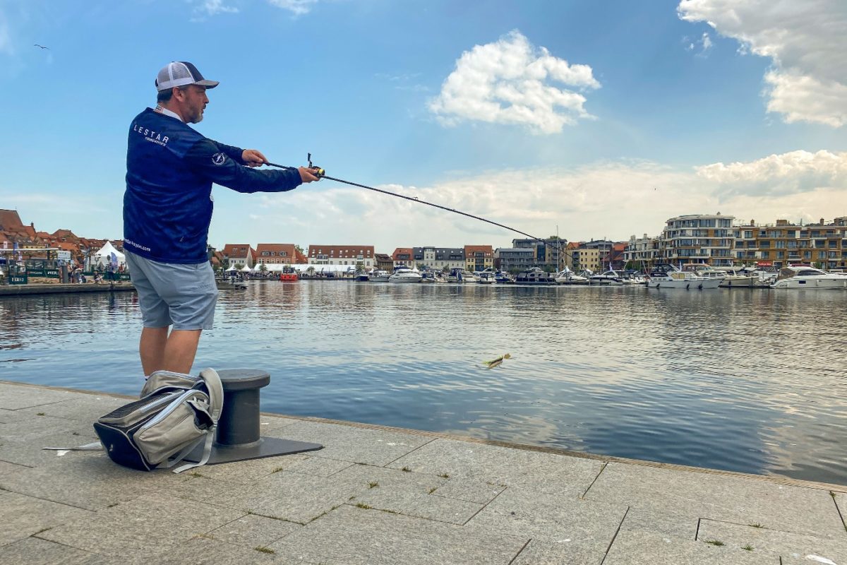 Angler im Hafen von Waren an der Müritz. Für das Gewässer gelten einige neue Bestimmungen.