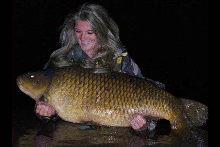 „Big Common“ heißt der Karpfen, den Ria Bignell in einem Paylake fing. Der Fisch wog 28,9 kg. Foto: R. Bignell