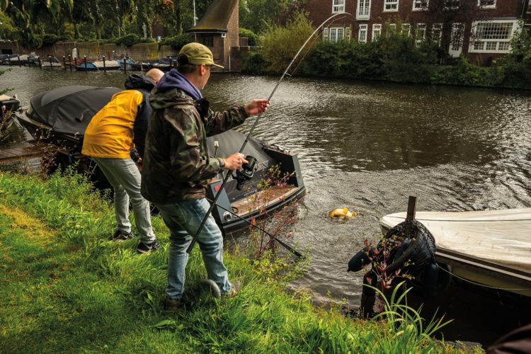 Amsterdam ist ein beliebtes Revier für niederländische Streetfisher. Auch deutsche Angler kommen gern hierher.