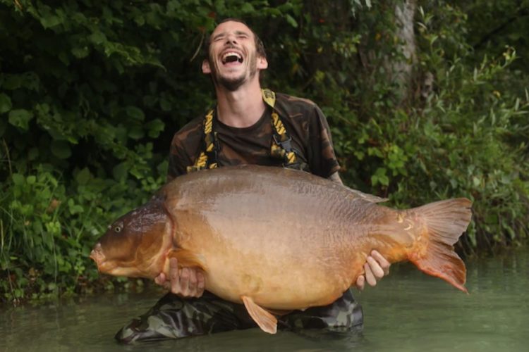 Shane Hull mit „Fudgies“, einem der größten Spiegelkarpfen im französischen „Gigantica“-Paylake. Trotz schlechter Bedingungen wurde der Angler mit einem neuen Personal Best belohnt.