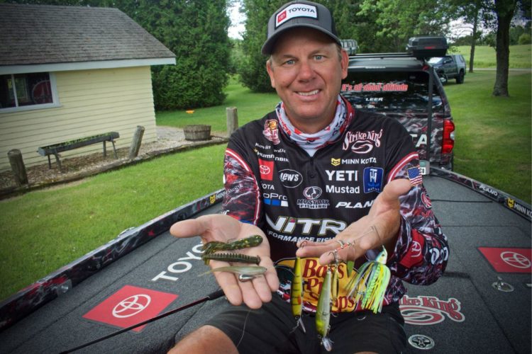 Kevin VanDam zeigt Kunstköder in die Kamera