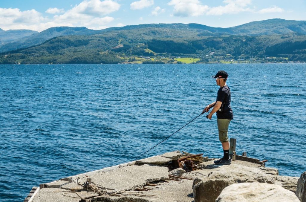 Vom kleinen Steinhafen lassen sich Makrelen, Pollacks und Meerforellen fangen.