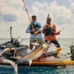 Emmanuel Williams (r.) hatte es sich zum Ziel gesetzt, einen Schwertfisch vom Jetski aus zu fangen. Am 23. August erreichte er sein Ziel.