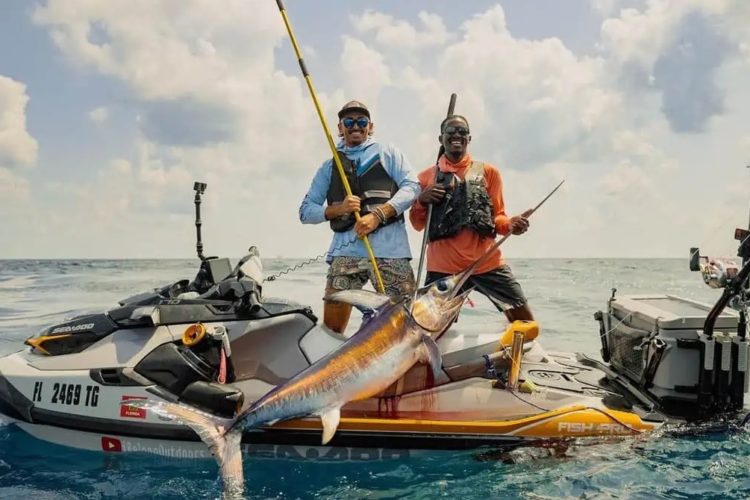 Emmanuel Williams (r.) hatte es sich zum Ziel gesetzt, einen Schwertfisch vom Jetski aus zu fangen. Am 23. August erreichte er sein Ziel.