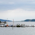 Vejle Fjord in Dänemark: Kleine Boote an einem Steg