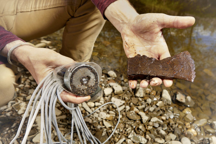 Auf der Suche nach Schätzen bleibt beim Magnetfischen vor allem jede Menge Schrott hängen.