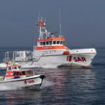 Der Seenotrettungskreuzer NIS RANDERS der Deutschen Gesellschaft zur Rettung Schiffbrüchiger (DGzRS) koordinierte die Suche mit weiteren Schiffen, Booten und einem Hubschrauber nach einem vermissten Angler auf der Ostsee.