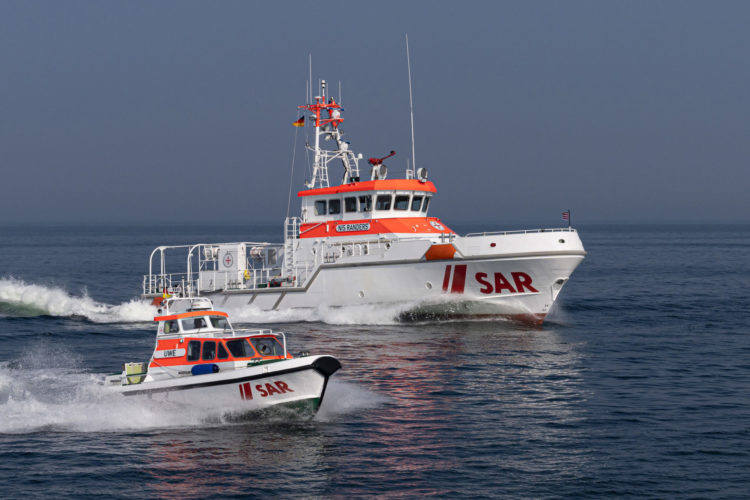 Der Seenotrettungskreuzer NIS RANDERS der Deutschen Gesellschaft zur Rettung Schiffbrüchiger (DGzRS) koordinierte die Suche mit weiteren Schiffen, Booten und einem Hubschrauber nach einem vermissten Angler auf der Ostsee.
