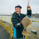 Angler hat beim Angeln im November eine Flunder gefangen