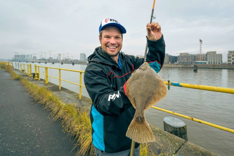 Angler hat beim Angeln im November eine Flunder gefangen
