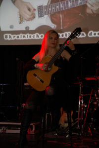 Nadia Kossinskaja verzauberte das Publikum mit den Klängen ihrer Gitarre.