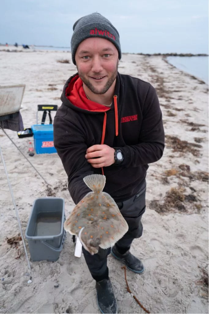 Die Teilnehmer fingen insgesamt über 300 Plattfische am Schönberger Strand.