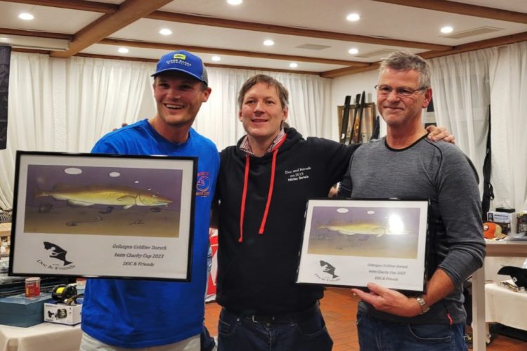 Freuen sich über den gelungenen Cup und große Fische: Michael „Schrammbo“ Schramm (links), Dr. Niclas Detels (Mitte) und Glücksfischer-Vorstandsbeirat Manfred Becker.