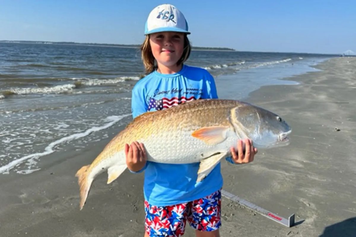 Mit 105 cm ist der Rote Trommler (engl. Red Drum) von Graham Lewis ein neuer IGFA-Weltrekord in der Juniorklasse.