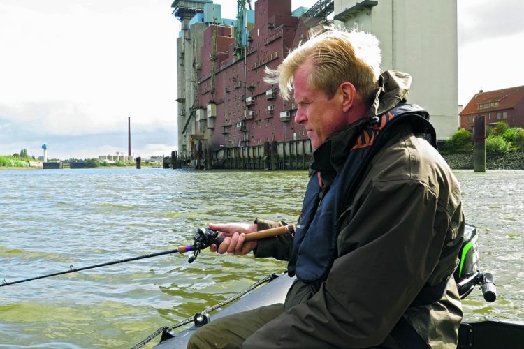 Gute (aber verspätete) Nachrichten für Angler in und um Hamburg: Die Fischereiabgabe kann nun auch online via PayPal entrichtet werden.